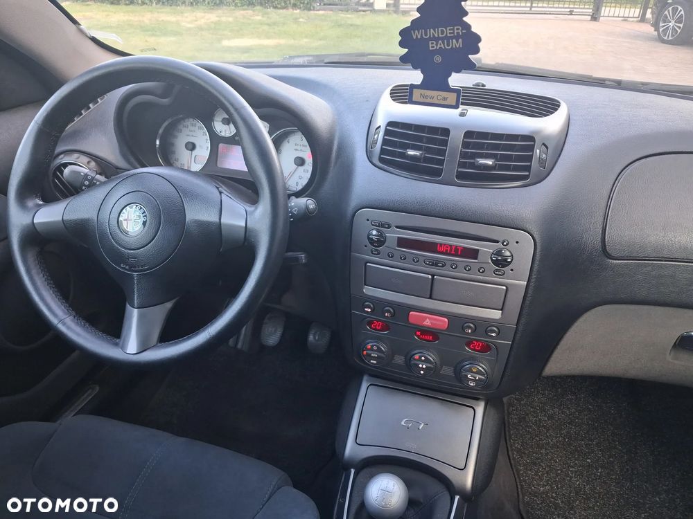Alfa Romeo GT - 12