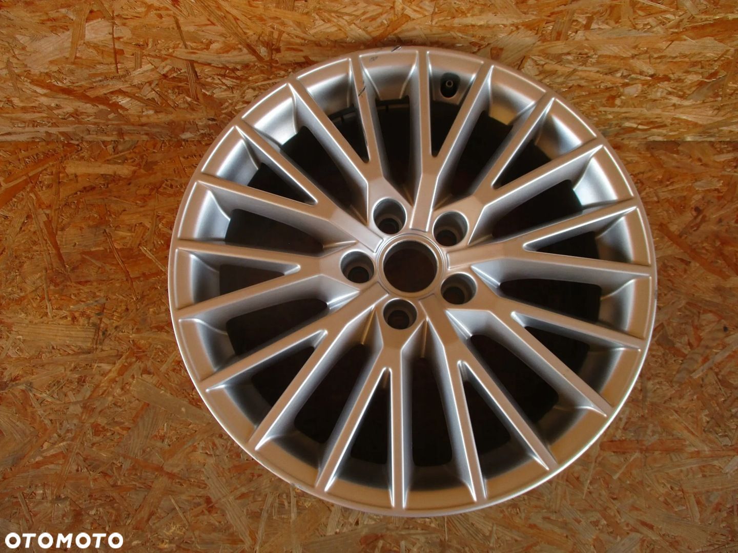 FELGA ALUMINIOWA AUDI TT 8S 8,5Jx18 ET50 5x112 - 1