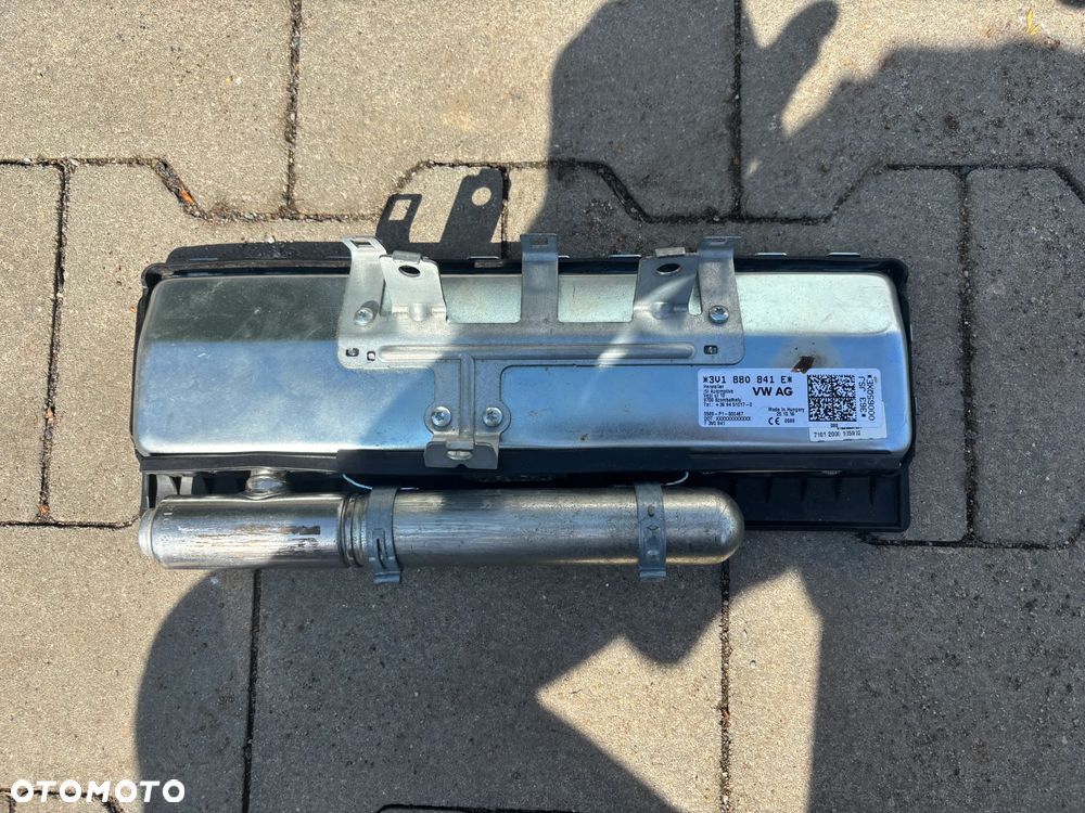 Skoda Superb III poduszka powietrzna kolanowa kolanówka 3V1880841E