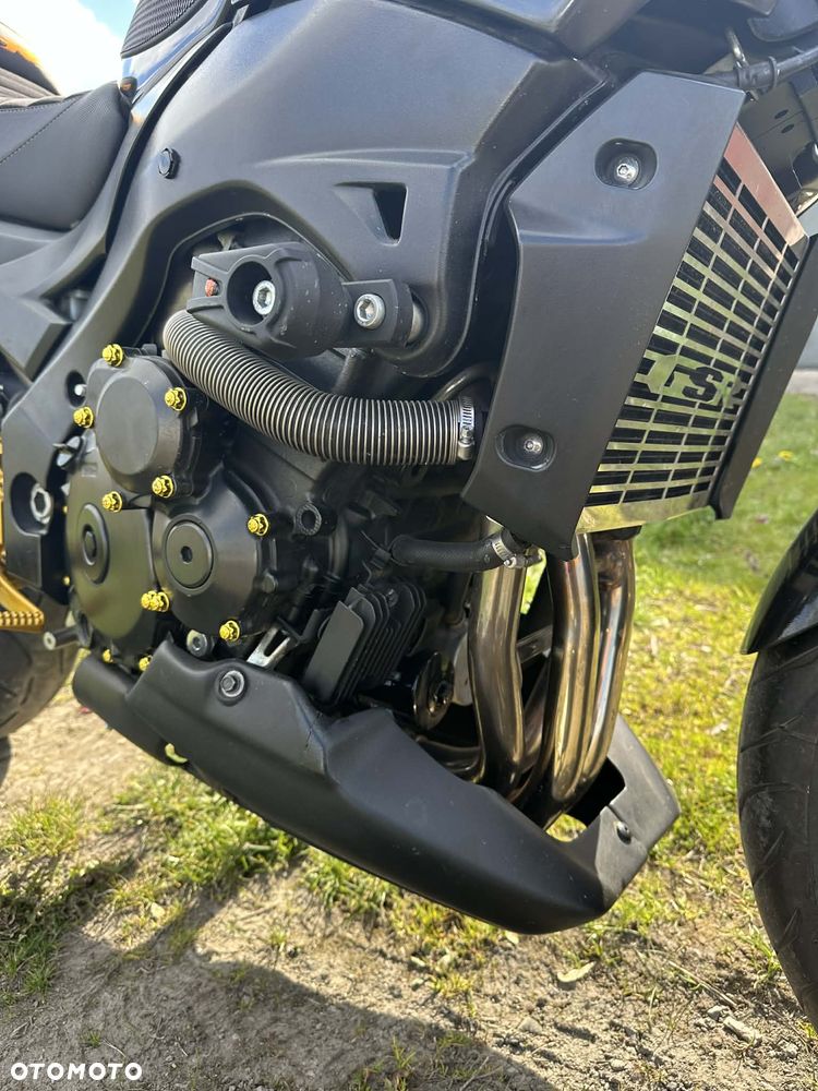 Suzuki GSR - 4