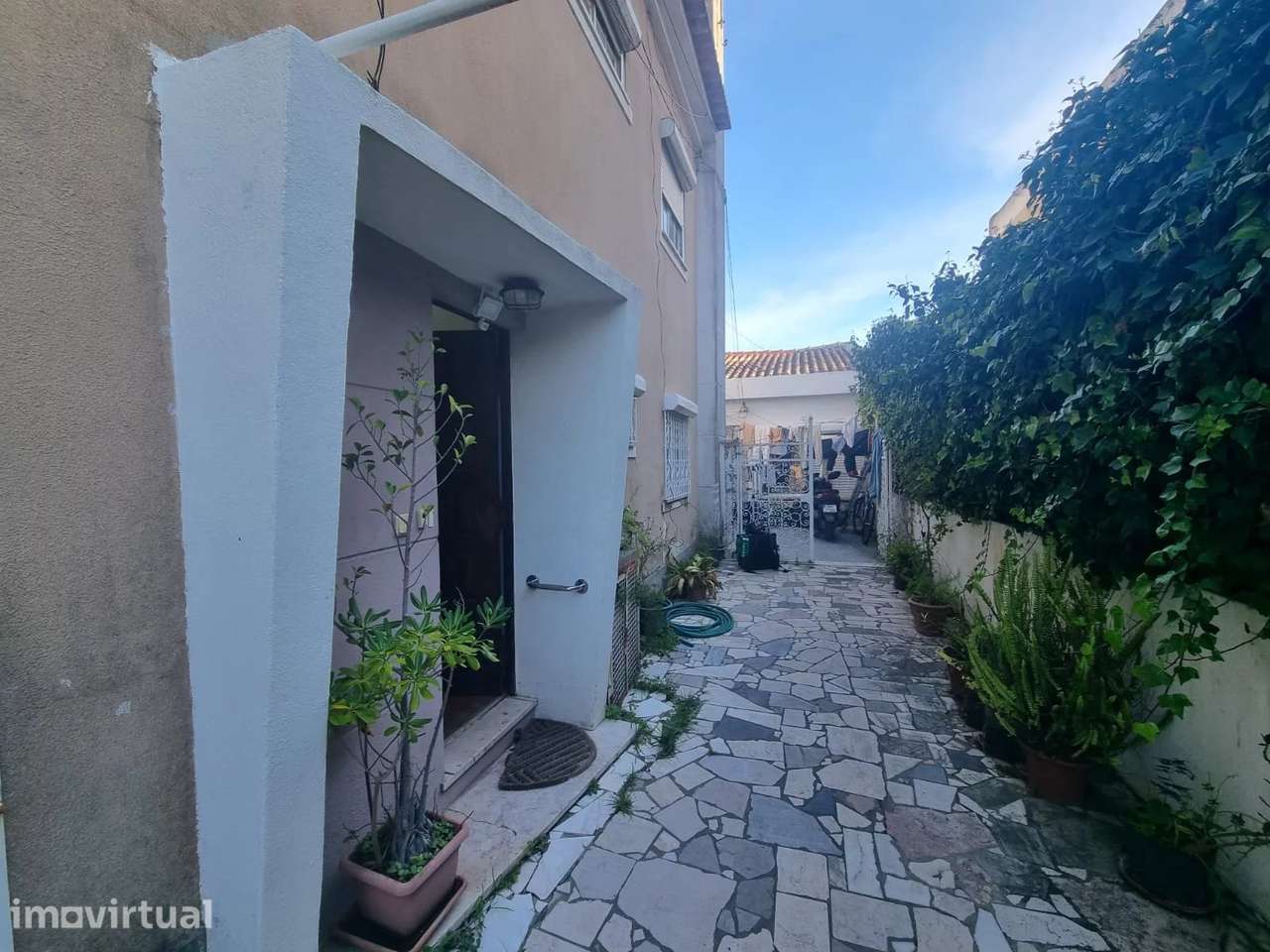 Prédio / Moradia com 3 apartamentos T2, com Terraço e Jardim na Costa - Grande imagem: 2/42