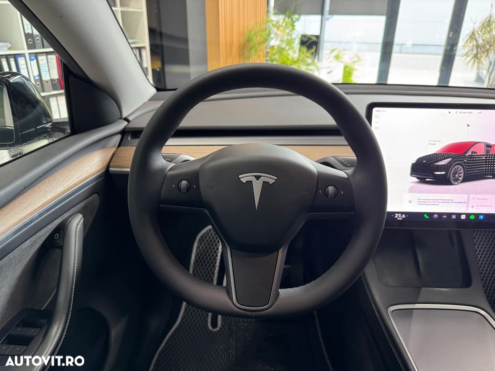 Tesla Model Y - 17