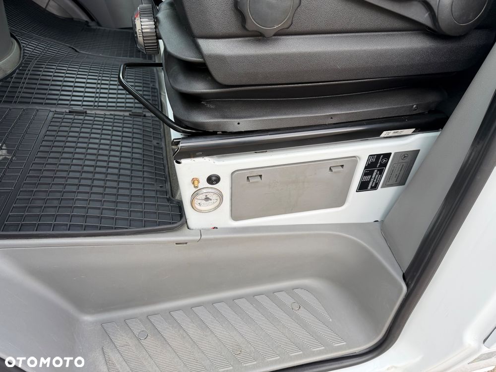 Mercedes-Benz Sprinter - 14