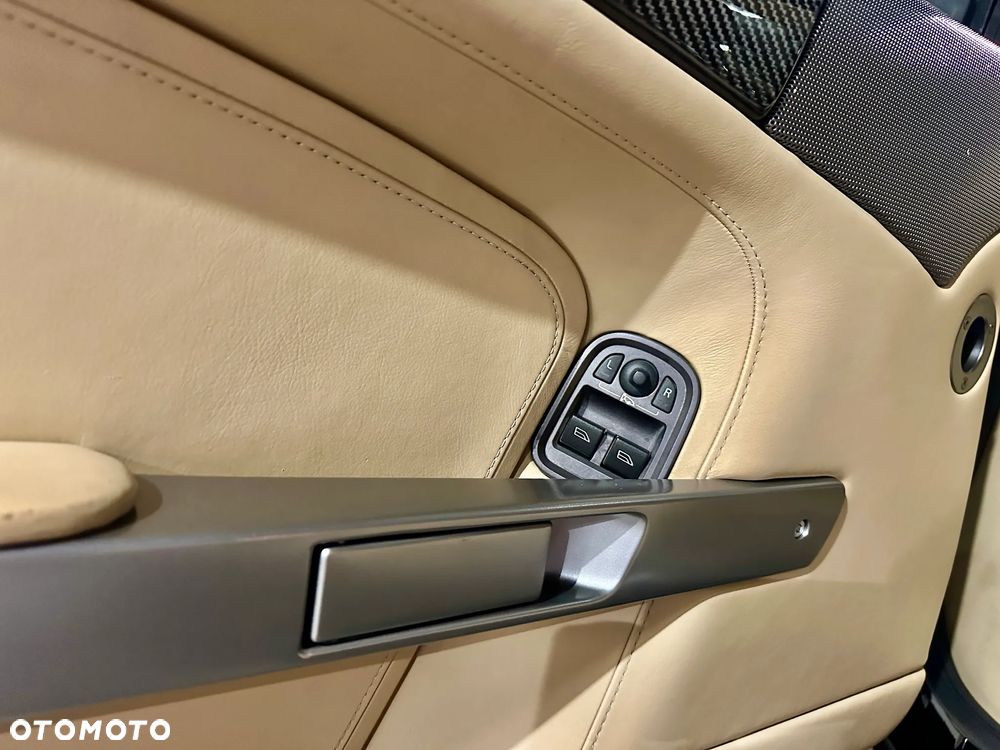 Aston Martin DB9 Standard - 15