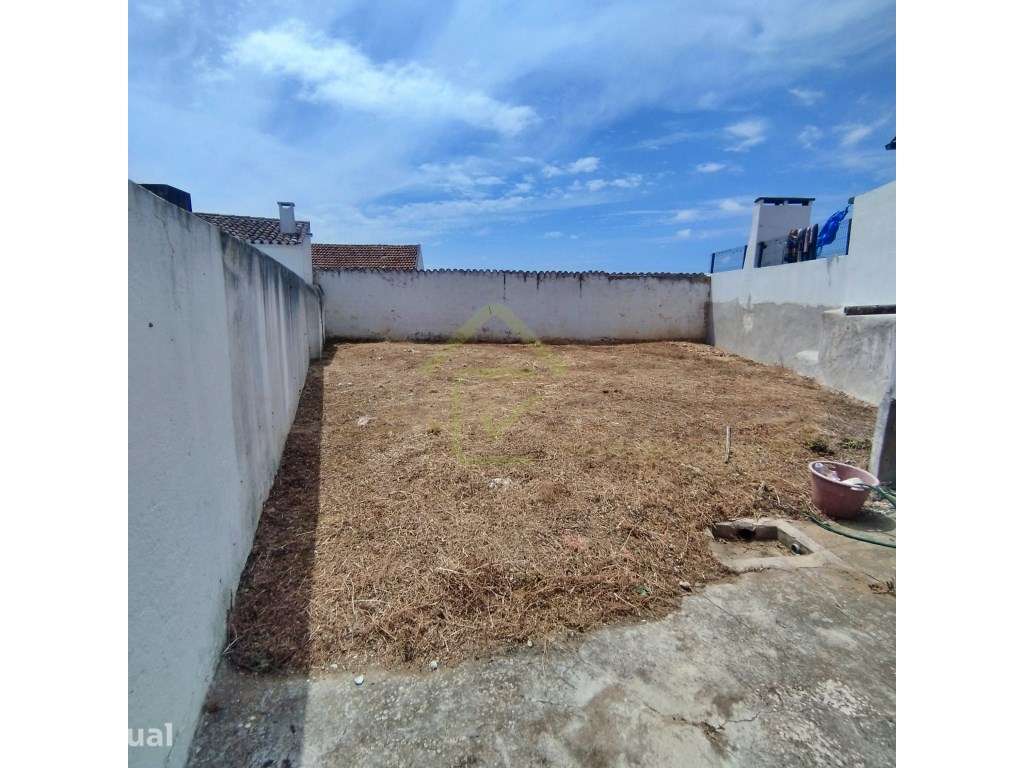 Moradia para renovação no centro de Monte Redondo - Grande imagem: 4/21