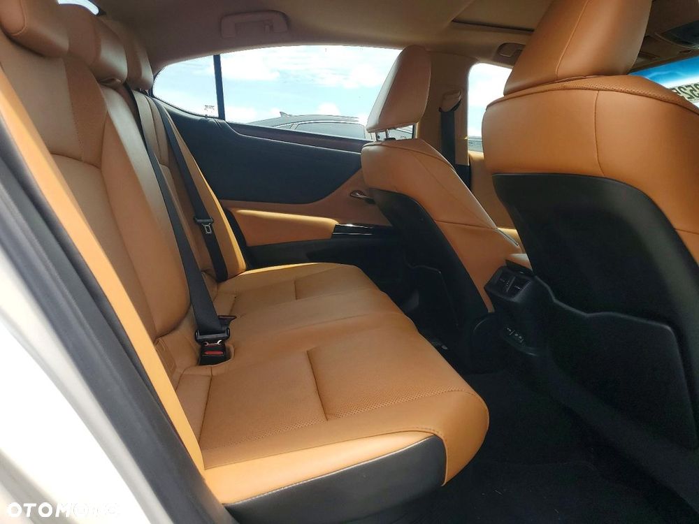 Lexus ES 300h Business Edition - 10