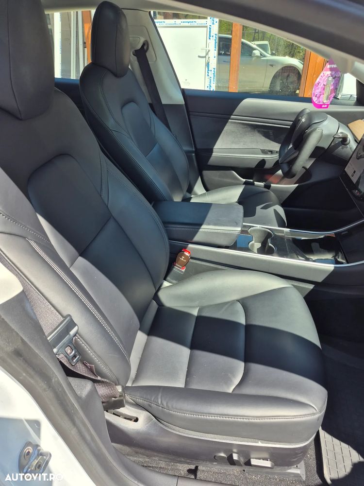 Tesla Model 3 - 8