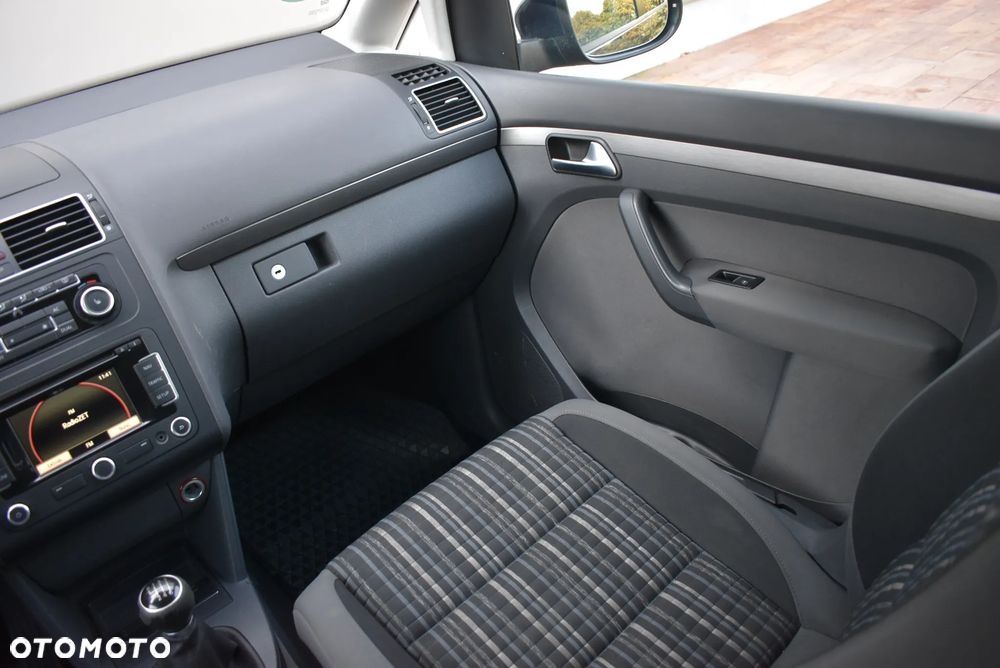 Volkswagen Touran - 11