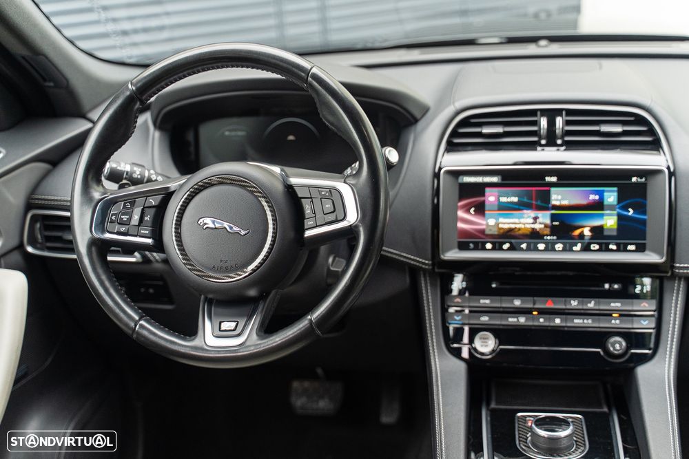 Jaguar F-Pace 20d Aut. R-Sport - 18
