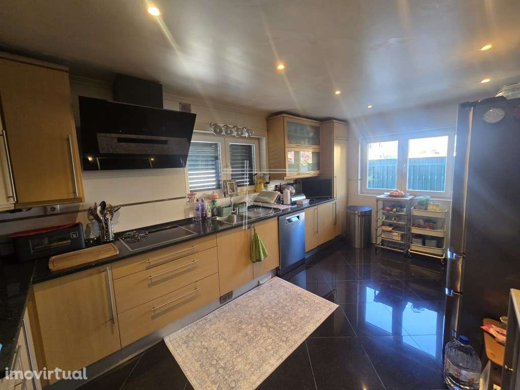 Moradia geminada T4+1, arquitetura tradicional com garagem e piscin... - Grande imagem: 4/35