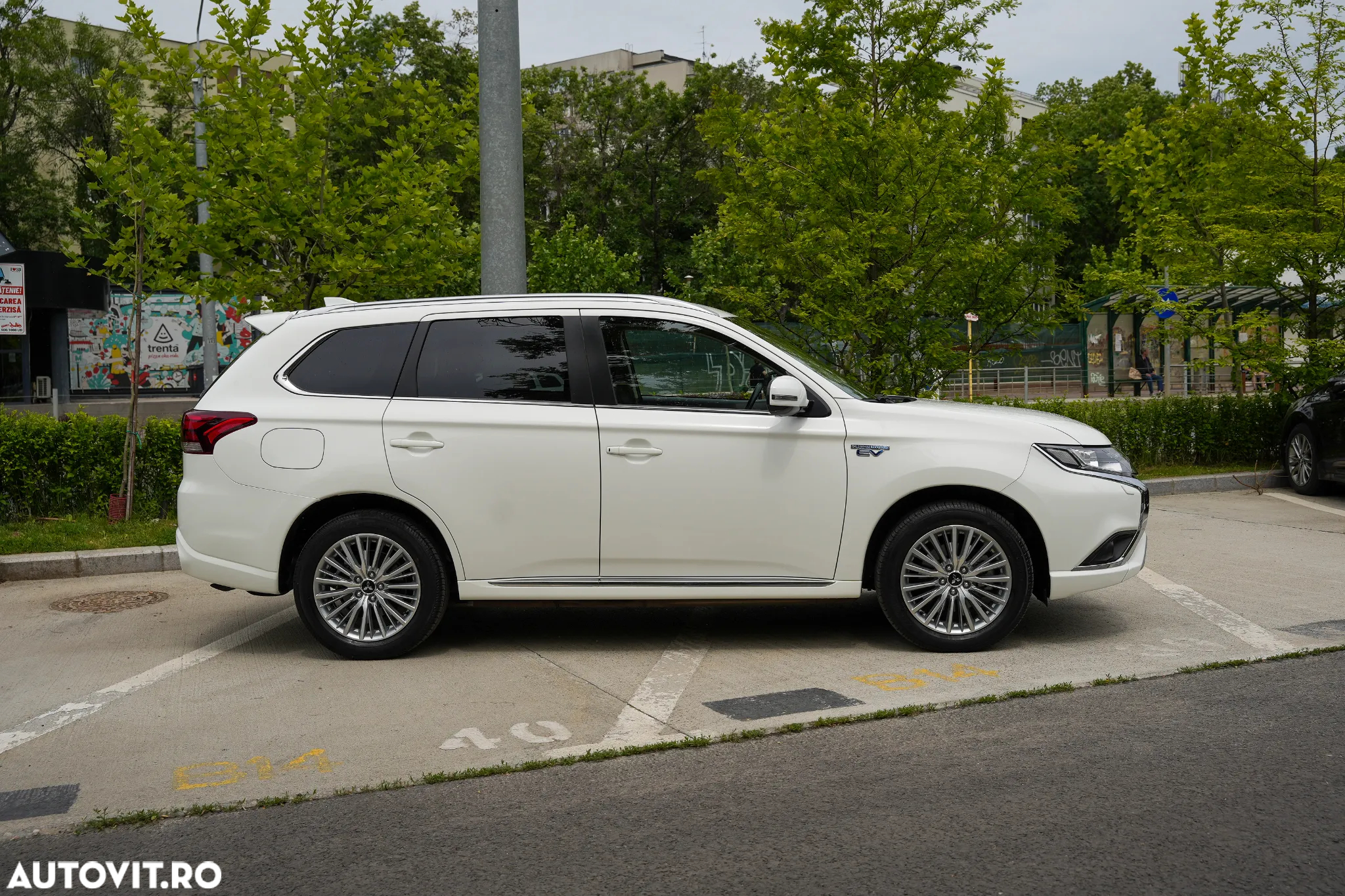 Mitsubishi Outlander PHEV 2.4 L 4X4 Invite - 3