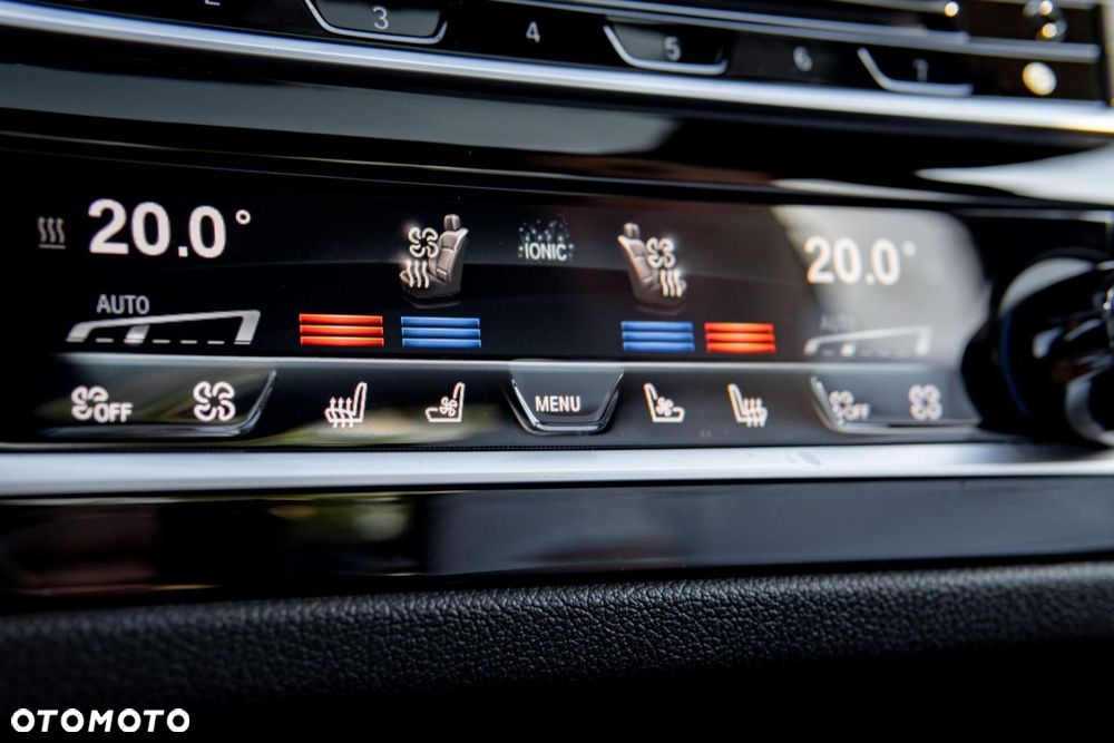 BMW Seria 5 M550i xDrive sport - 22