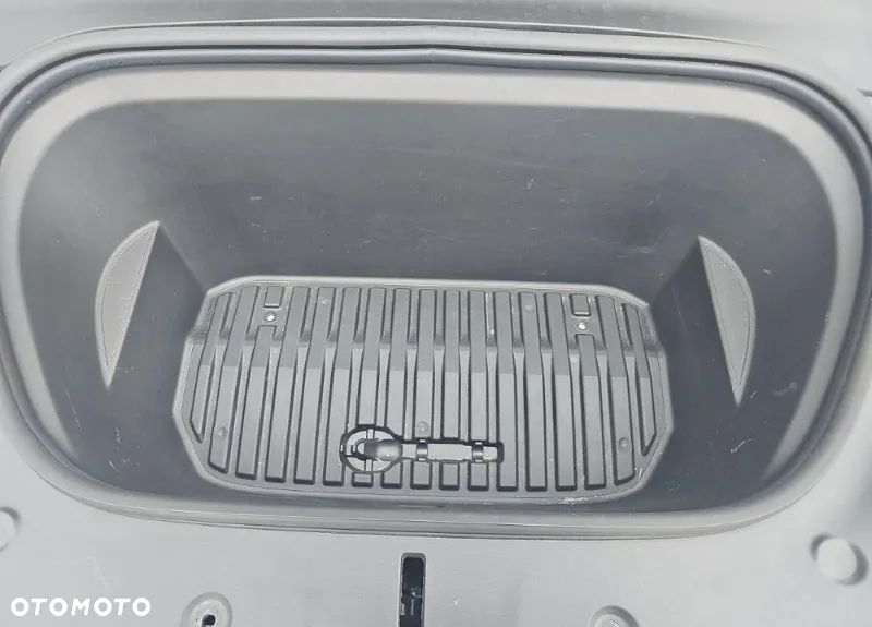 Tesla Model Y Long Range Dual Motor AWD - 11