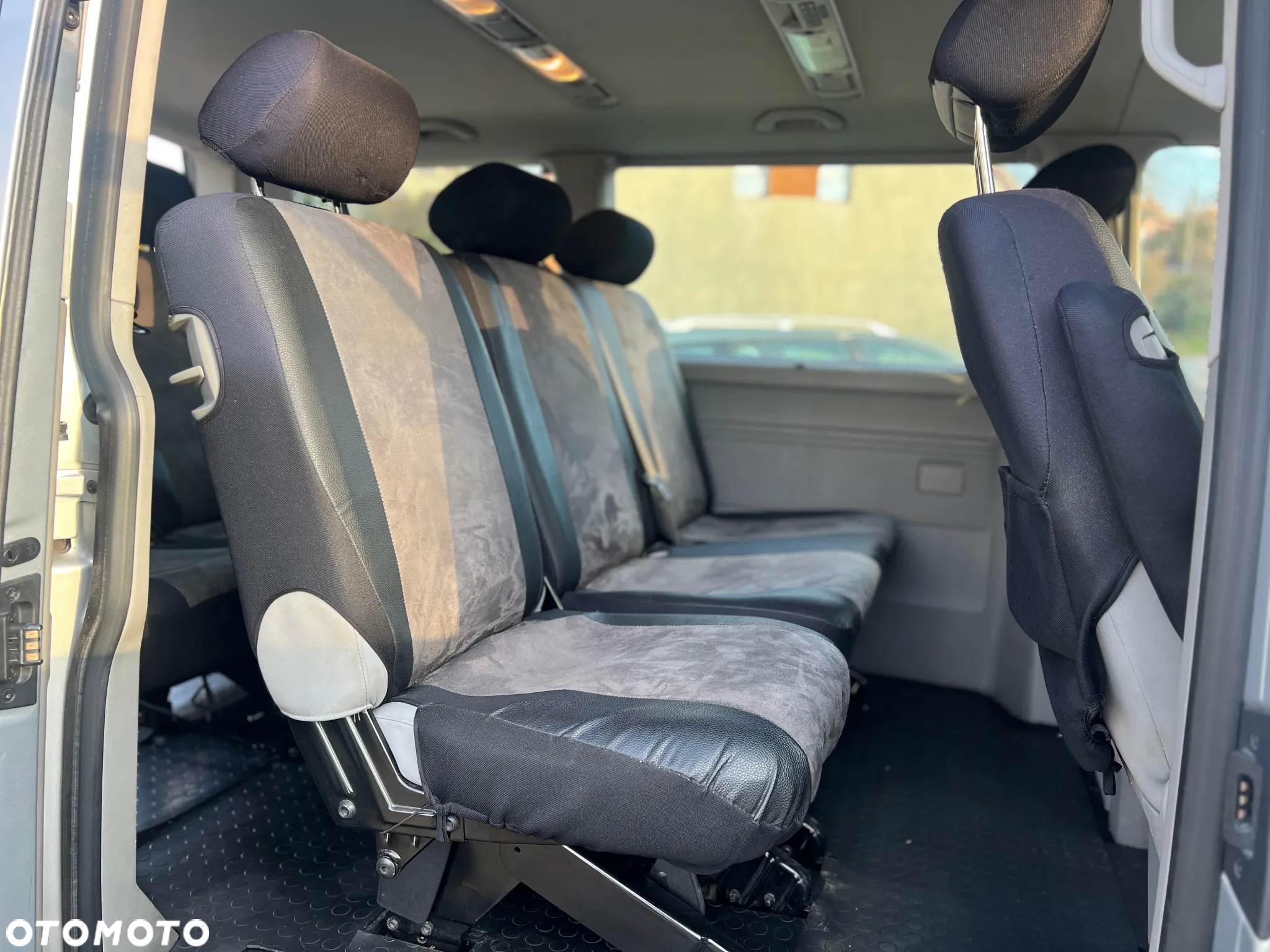 Volkswagen Caravelle - 9