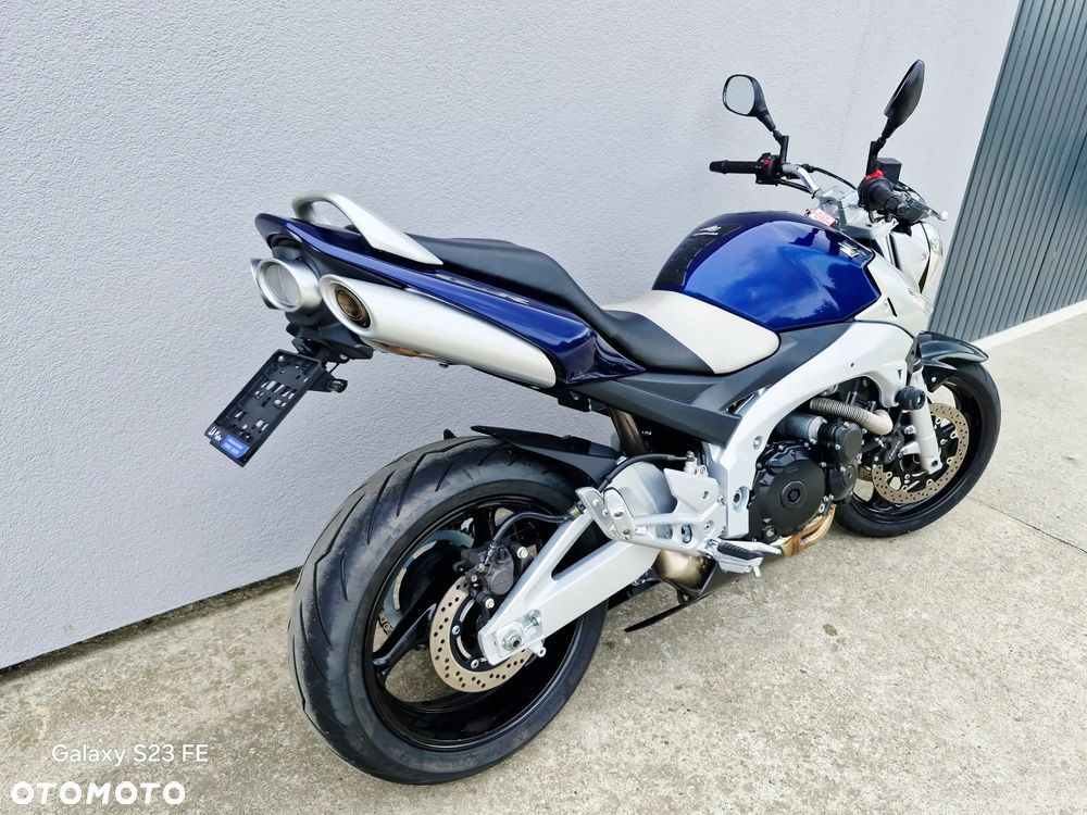 Suzuki GSR - 19
