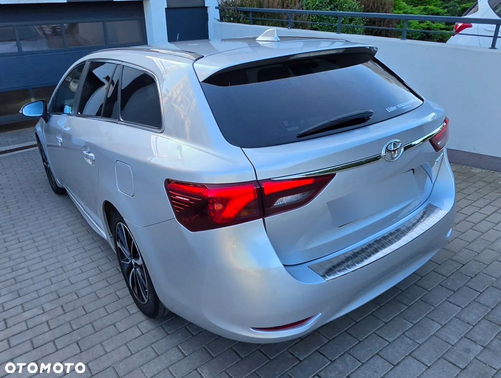 Toyota Avensis 1.8 Premium MS - 11