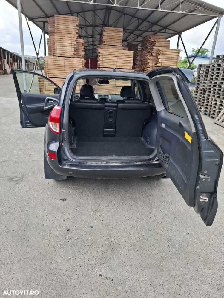 Toyota RAV4 2.2 D-4D Luxury - 3