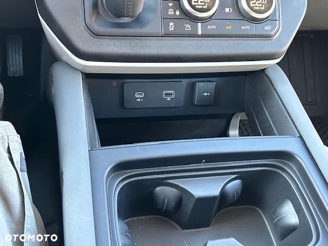 Land Rover Defender - 35