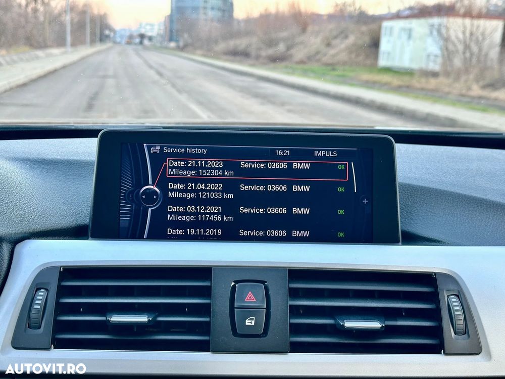 BMW Seria 3 320i Aut. - 30