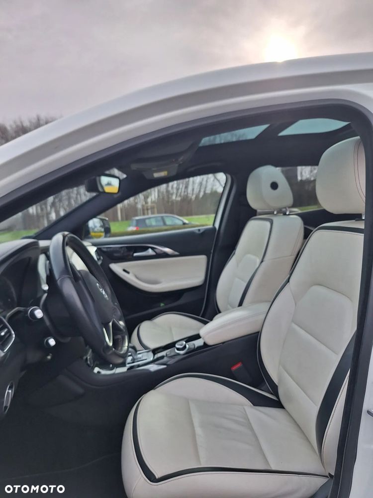 Infiniti Q30 1.6t Premium 7DCT - 1