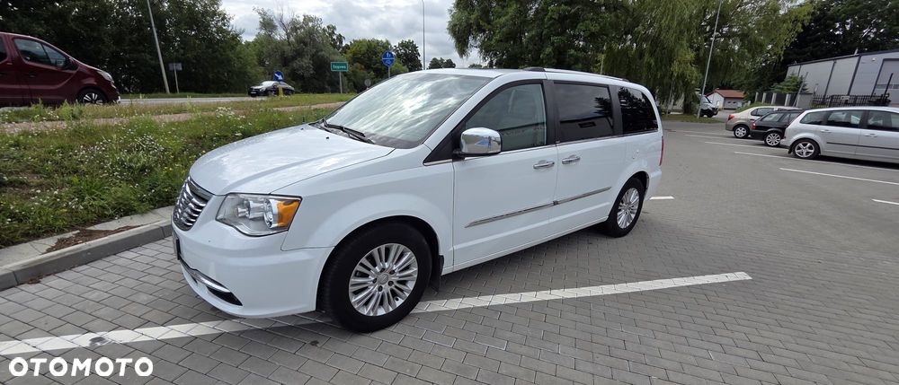 Chrysler Town & Country 3.6 Limited - 10