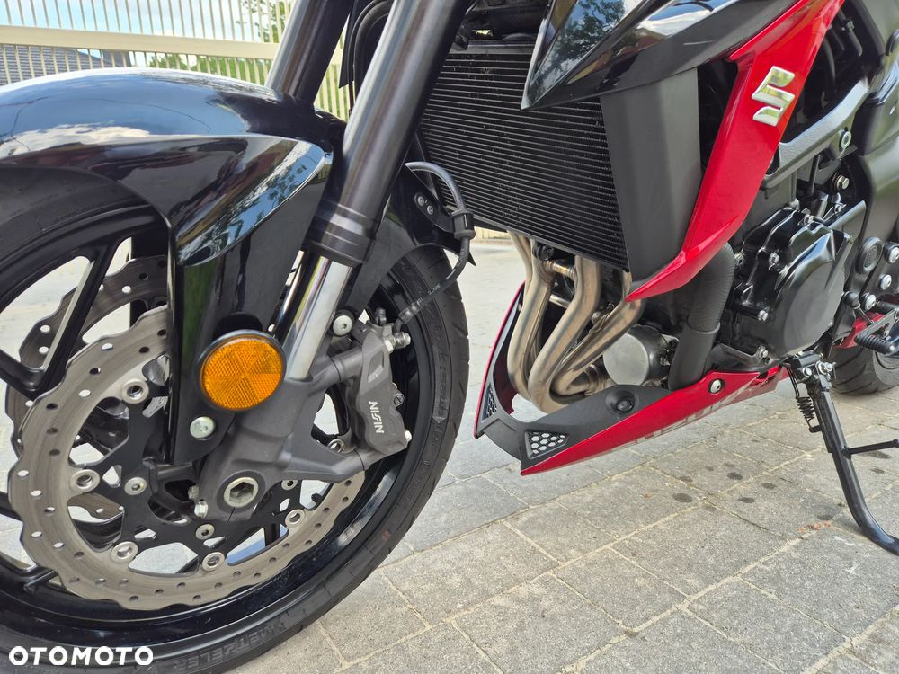 Suzuki GSX - 19