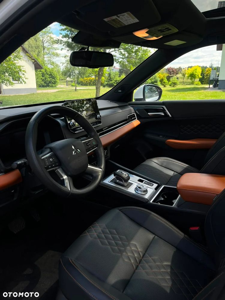 Mitsubishi Outlander Intense + - 10
