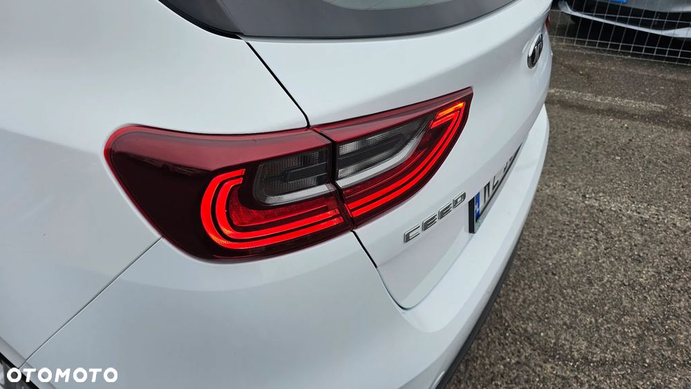 Kia Ceed 1.6 CRDi mHEV M - 10
