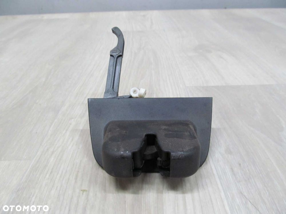 AUDI A3 8P ZAMEK KLAPY BAGAZNIKA TYL 8P3827505 - 2