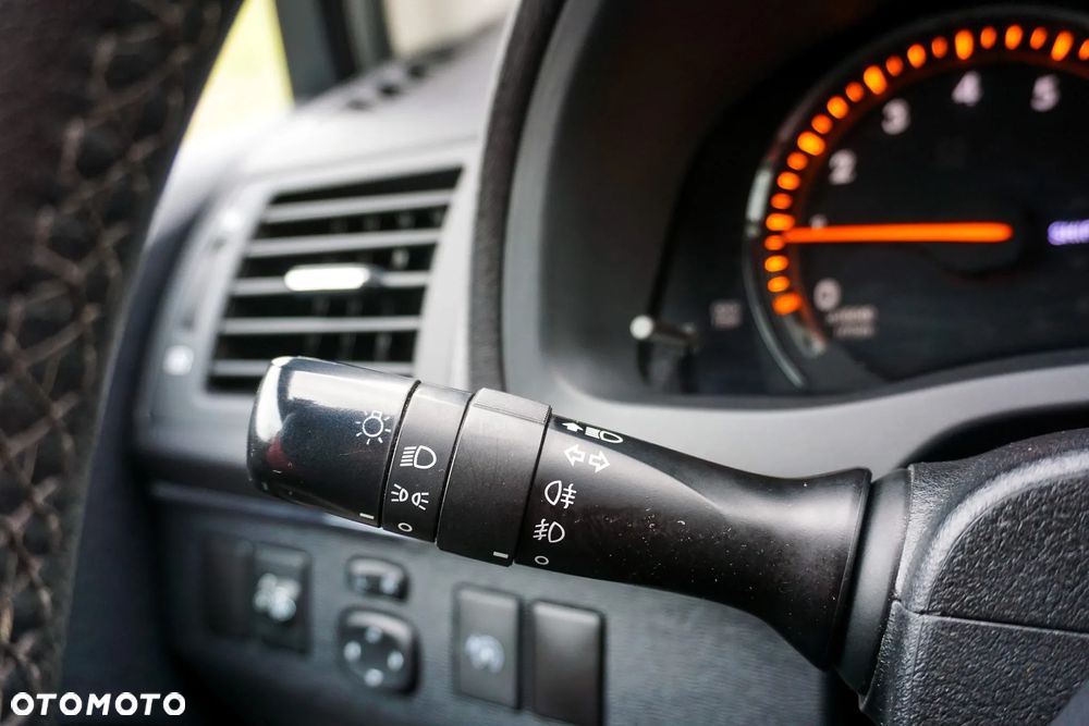 Toyota Avensis 1.8 Comfort - 26