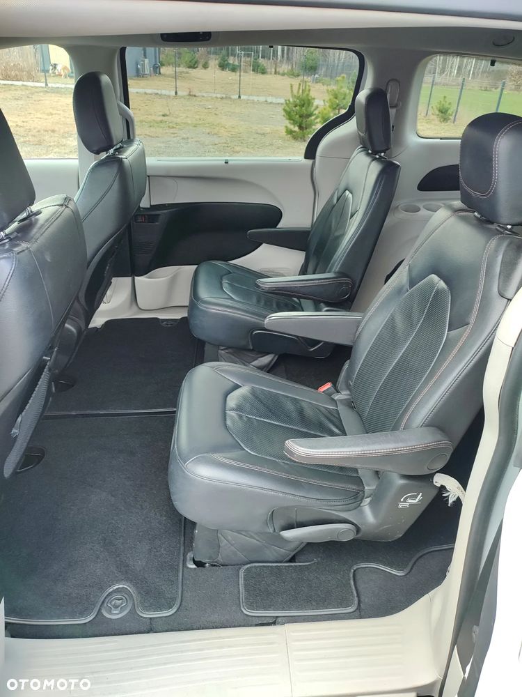 Chrysler Pacifica - 13