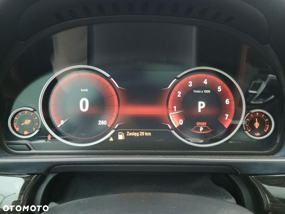 BMW Seria 5 550i xDrive - 25
