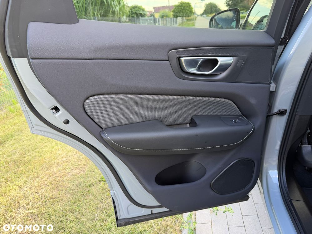 Volvo XC 60 B4 B Plus Dark - 25