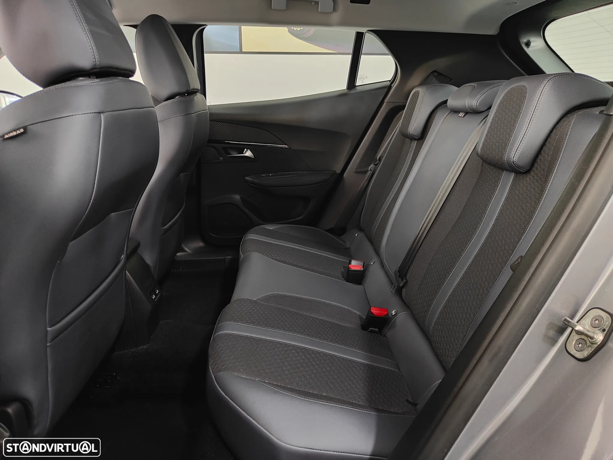 Peugeot 2008 1.2 PureTech Allure EAT8 - 39