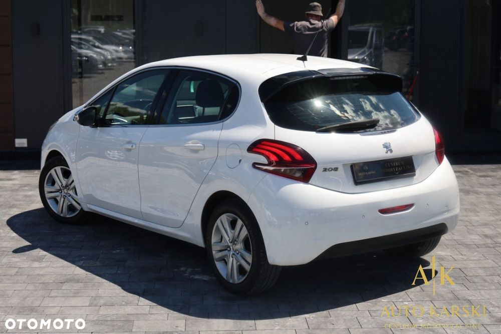 Peugeot 208 - 10