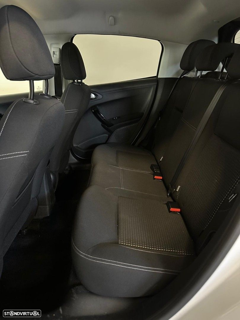 Peugeot 208 1.2 PureTech Allure - 12