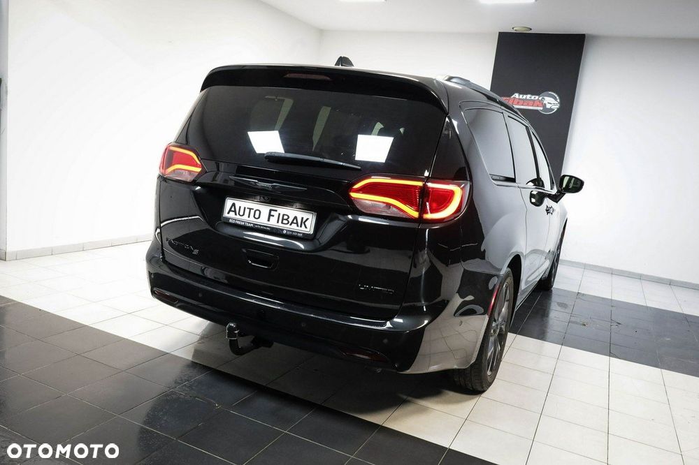 Chrysler Pacifica - 11