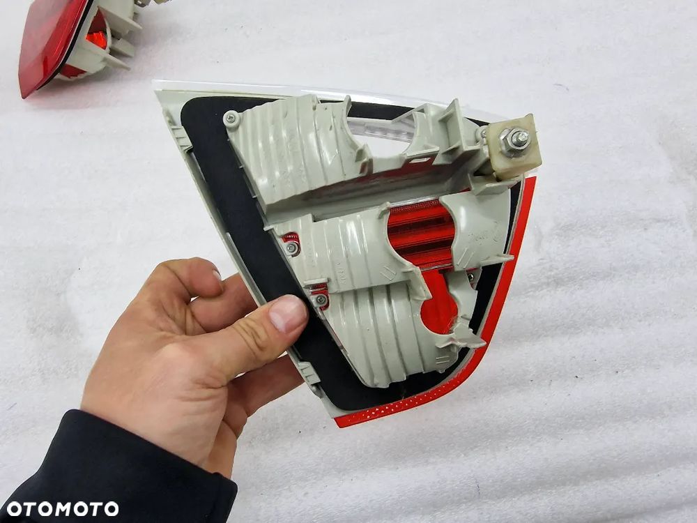 BMW E90 05- LEWA / PRAWA LAMPA W KLAPĘ TYLNA TYLNIA TYŁ , NR 6937459 / 6937460 , NR AUKCJI LMT19 - 11