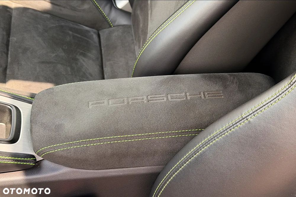 Porsche 718 Cayman GPF GT4 PDK - 29