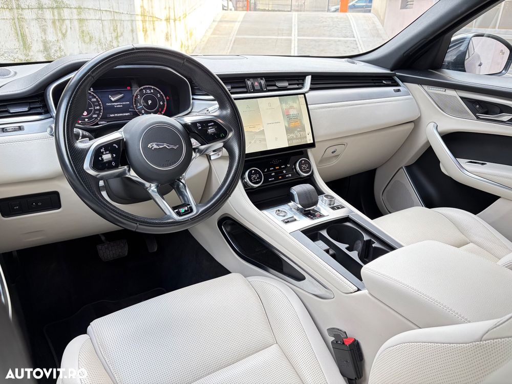 Jaguar F-Pace P250 AWD R-Dynamic SE - 6