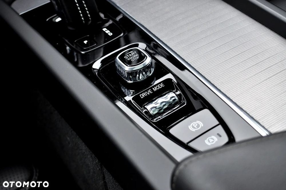 Volvo XC 60 T6 AWD Plug-In Hybrid R-Design - 34
