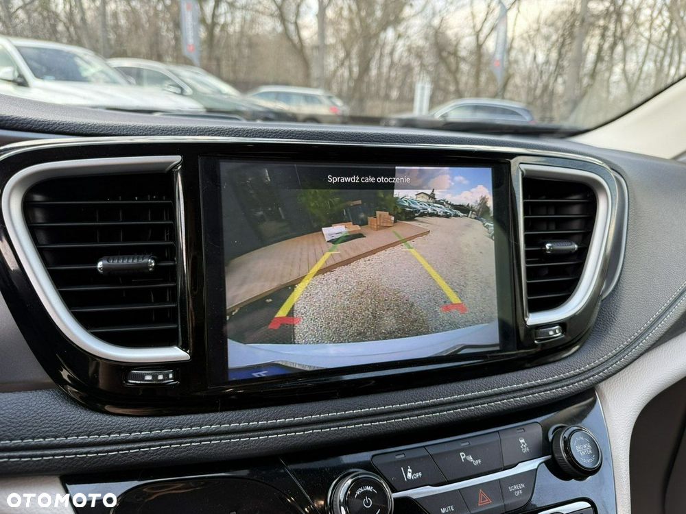 Chrysler Pacifica - 4