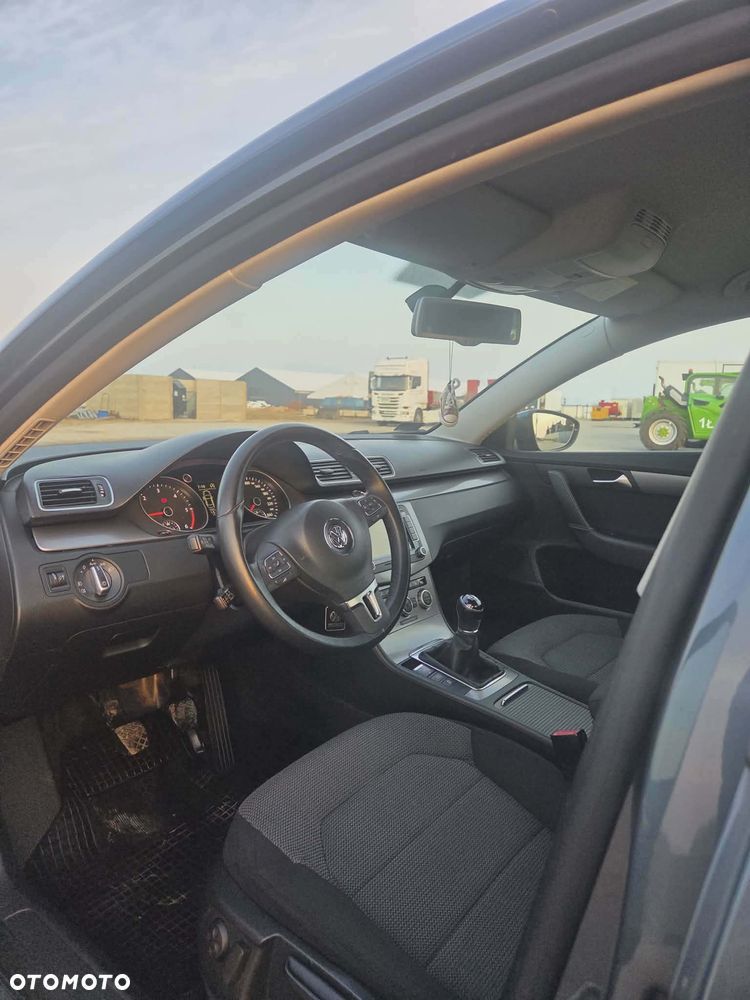 Volkswagen Passat 2.0 TDI Comfortline - 14