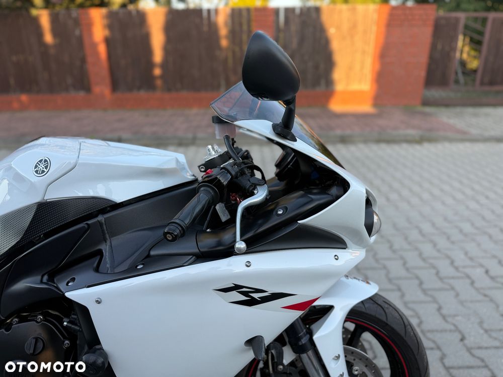 Yamaha R1 - 8