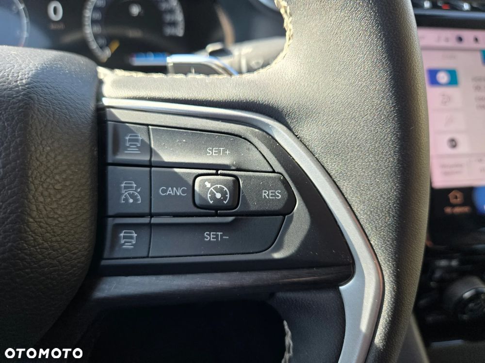 Jeep Grand Cherokee - 32