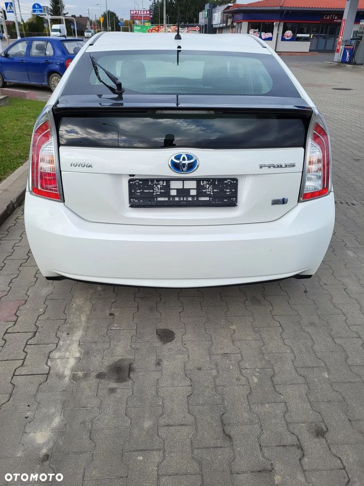 Toyota Prius (Hybrid) - 3