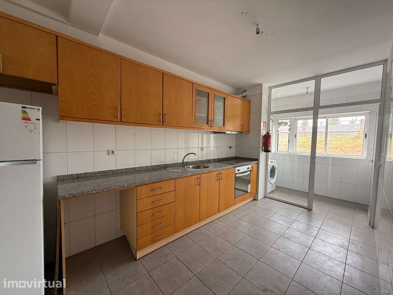 T2 c/ garagem , 2 frentes , em Ermesinde . Prox a estação de Comboio . - Grande imagem: 2/18