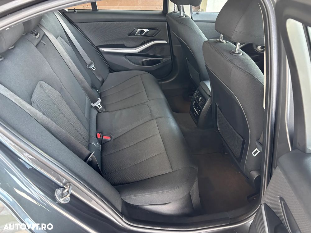 BMW Seria 3 318d Aut. Advantage - 32