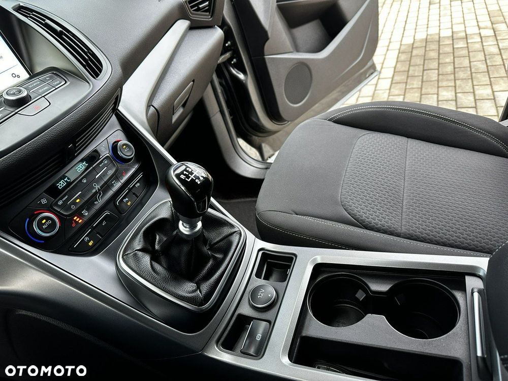 Ford Kuga 1.5 EcoBoost 2x4 Titanium - 24