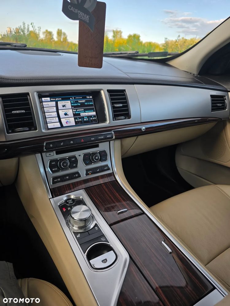 Jaguar XF 2.0 T Luxury - 17
